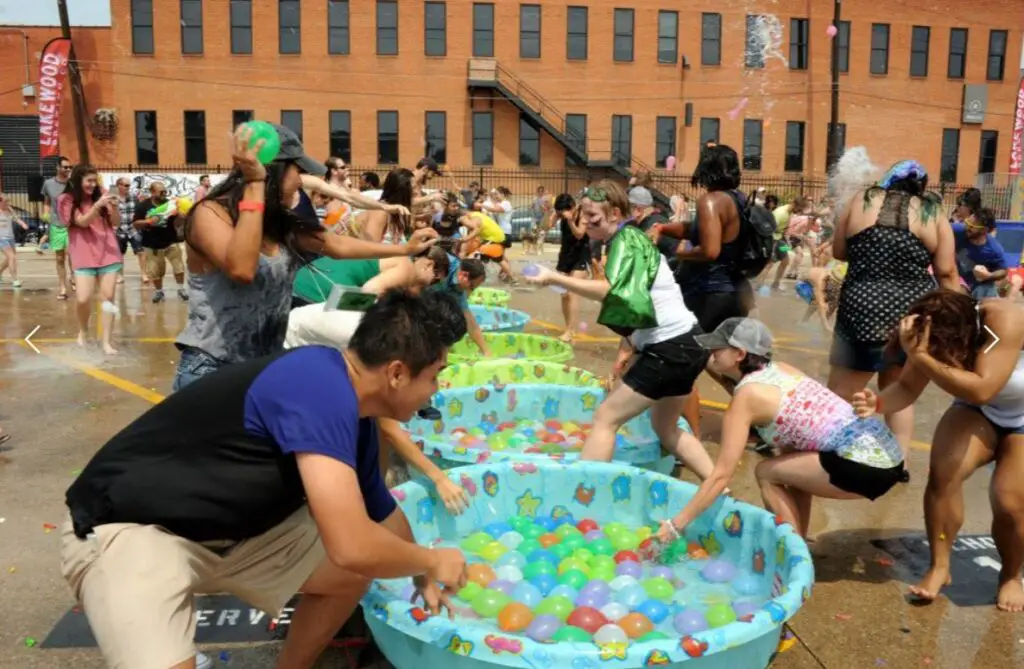 water-balloon-toss-game-rules-and-how-to-play-group-games-101